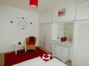 Clean & Cosy 3 Bed House with Free Pvt Parking - Image 4