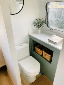 Restored 1973 Airstream Land Yacht - Image 3
