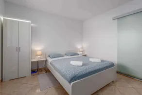 Holiday apartment with terrace and air conditioning - Image 5
