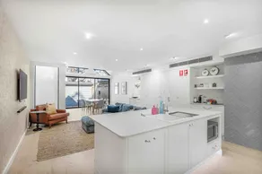 Urban oasis: Stylish 4BR retreat in vibrant Newtown - Image 3