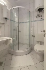 Appartmaneto para 2 pessoas com banheiro privativo e cozinha - Image 2