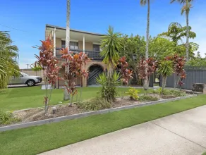 Spacious 3-Bed Home with Balcony in Hervey Bay - Image 4