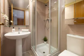 Lets Holidays Apartment Sea Views in Barcelona - Image 4