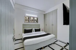 Classic With Balcony O DLF Phase 1 - Image 4