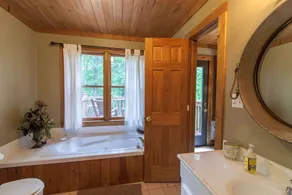 2BD / 2. 5BA Cabin off Blue Ridge Parkway med King Master Suite, Creek, Fire Pit, Shuffleboard Table, nära Blowing Rock attraktioner och App Ski Mtn! - Image 2