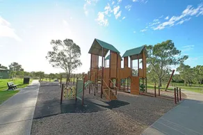 Best Location Entire House Huge parkland doorstep - Image 3