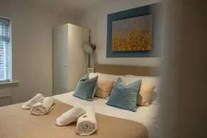 Town Street Apartment - Image 5