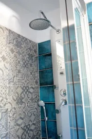 Moradia de pedra natural com 2 quartos em localização privilegiada, com piscina e jardim - Image 3