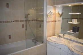 At the foot of the beach, luxury apartment, spacious 5 ° and top floor, sea view - Image 3