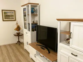 Large stylishly furnished holiday flat in a quiet and central location - Image 3