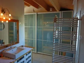 Villa de standing avec piscine dans un environnement calme et sauvage - Image 4