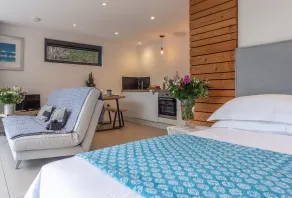 The Garden Room is the perfect romantic retreat for couples seeking an escape - Image 5