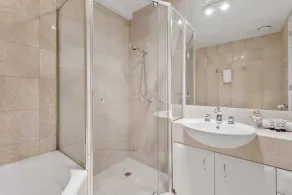 Spacious 3-Bed Apartment by the MCG - Image 4