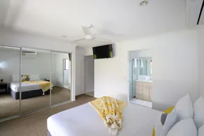 BLK Stays Guest House Deluxe Back Unit Bellmere - Image 5