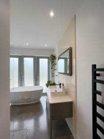 Stylish Barn Retreat in Rural Farm Location - Image 2