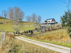 Loft apartment on Farm with Hot Tub, pond and total privacy. - Image 4