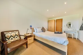 Relaxing Room With Ensuite Rutland Point - Image 5