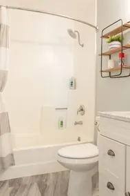 Chill Avocado Apartment with Responsive Host - Image 2