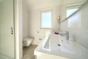 Moradia nova com piscina, churrasqueira, perto da praia de areia, localização tranquila - Image 3