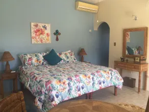 Beautifully decorated studio with kingsize bed, kitchenette, bath and balcony. - Image 4