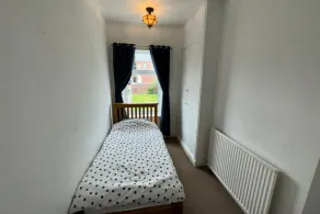 2-bed House in Chesterfield Free Parking Garden - Image 5