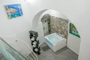 Salerno City Center, 100 meters from the sea, artistic lighting, hot tub. PERFECT - Image 3