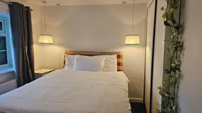 Pet Friendly - 3 Bedrooms - 6 Guests - Parking - Image 2