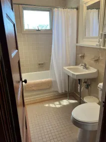 Charming 3 BRM family home in quiet neighborhood. 2 blocks from Lake Ontario. - Image 3