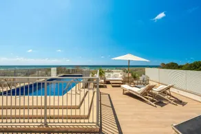 Beachfront Apartment with Balcony and Rooftop Pool - Image 3