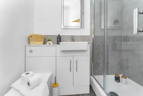 Cheerful Stays: Jamson Pl 3BR Apartment in Leith - Image 2