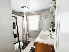 Reclaimed Historic Home 1min to Downtown-Sleeps 7! - Image 4