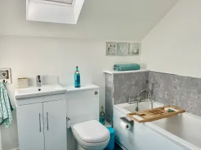 Harvest Hideaway - private Hot Tub, spacious, pet friendly & 3 parking spaces! - Image 2