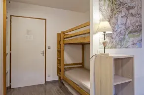 Overfladeareal: ca. 29 m² 5. sal. Orientering: Syd. Stue med sofa, tv - Image 4