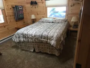 3 Bdrm, Loft, 1.5 baths knotty pine cabin, handicap accessible on 55 acre lake - Image 4