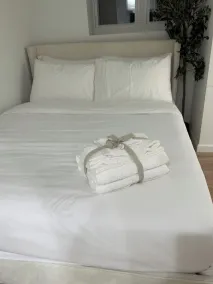 Luxe 1BR Oasis - Prime NY Stay - Image 5