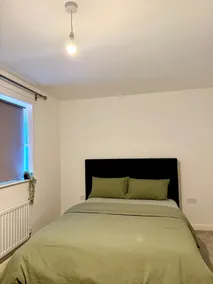 Elegant King Room With Wifi & Parking - Image 2