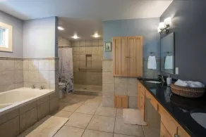 4 bedrms and 3 bathrms. Pool & Hot tub, Firepit, short drive to town & beach - Image 3