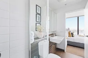 A Cozy 2BR Apt with Harbour Views and FREE Parking - Image 4
