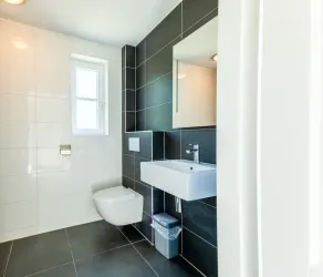 Luxury bungalow with dishwasher and box spring beds - Image 2