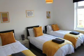 D's Place Close to J30/J31 on M1 - FREE PARKING - Spacious - Image 5