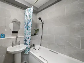 Impeccable 1-bed Apartment in London - Image 5