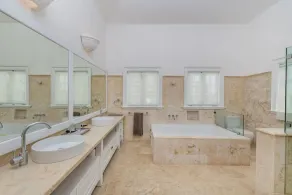Villa Blanca: Spectacular villa near the beach w/ pool, Jacuzzi & full staff - Image 3