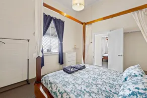 4-Bed QLDer: Deck+TV, 100m to Water Park & Caneland, 3 Car Parks. Sleeps 11 - Image 5