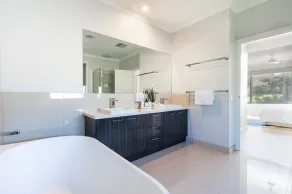 Sorrento Luxury Home – Prime Spot, Only 10-Min Walk to the Bay! - Image 4