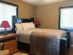 Beautiful 4 bed; 2 bath home on Long Lake! - Image 3