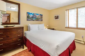 Silverglo 204, Condo in Aspen, Walking Distance to Ski Slopes, w/ Access Pool, Sauna, Free Parking - Image 3