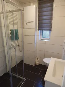 Wunderschoenes-freistehendes-Ferienhaus-an-der-See-Sauna-Strand-Yachthafen-WLAN - Image 3