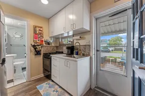 Pet Friendly/Private Porch/Tub + NFLX  1BR 1BA - Image 2