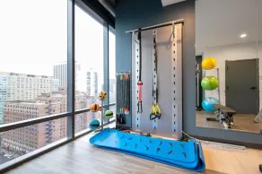 Airy Lakeview Studio, w/ W/D, Gym, near Lincoln Park, by Blueground - Image 4