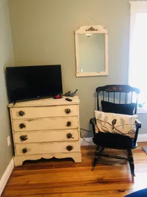 Cute cozy apartment. Half a block walking distance from beautiful downtown Ionia - Image 2